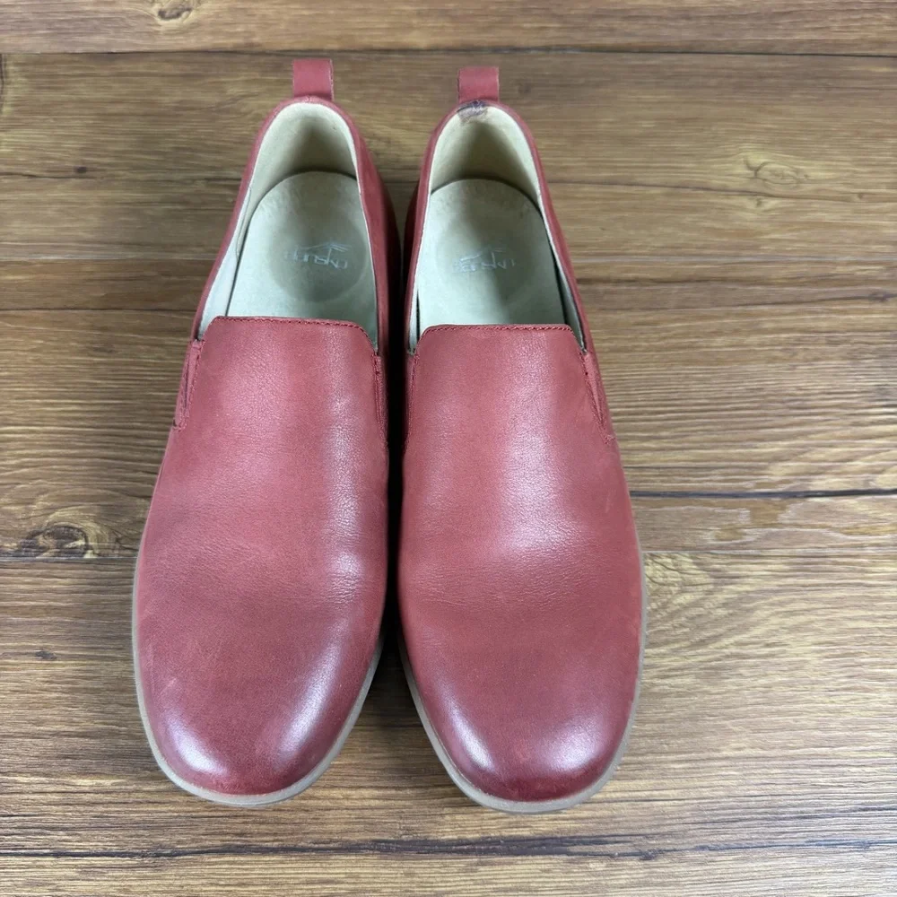 Dansko ships within